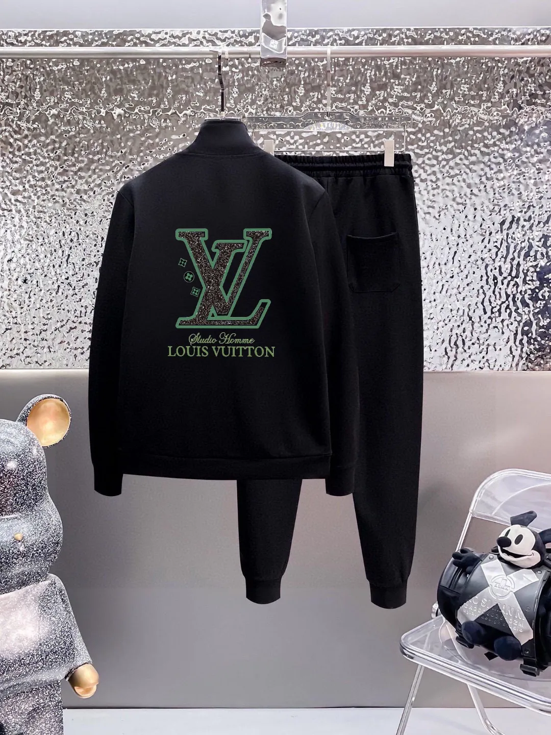 🅿️420 [LV Louis Vuitton] (Fat Man Gospel) hot-selling suit is coming. Focus on the original version of the official website. 2025 new hot-selling cardigan sweater suit. The original order is the best. 🇭🇰The meticulous work of top designers is dedicated to a fitting and perfect upper body effect. All-natural high-quality Roman cotton 100%, close-fitting comfort, noble and elegant! Original hardware embodies elegance and nobility! Counter size: M-5XL (maximum wear up to 220 pounds)